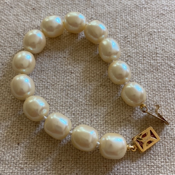 Monet, 13-Freshwater Pearls w/ Gold snap closure, hand knot, brand new condition - Picture 5 of 8